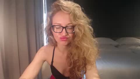 Snapshot of sashasweetsasha chatting on November 2025 04:22:02 AM Sasha online show from November 2025 04:22:02 AM