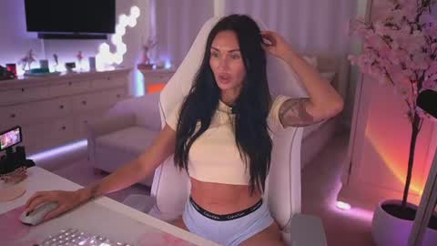 sashawest_official online show from July 2026 10:31:01 PM