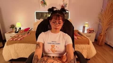 saskia_vellour online show from April 2026 07:09:01 PM