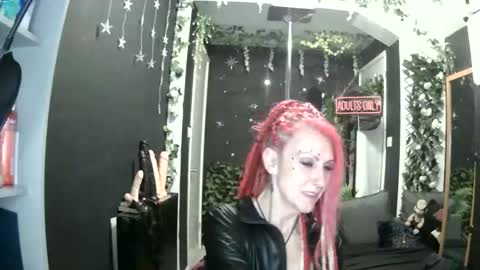 SaucySky online show from April 2026 07:27:01 PM