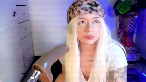 Snapshot of scarlet_gold chatting on March 2026 01:42:02 AM scarlet_gold online show from March 2026 01:42:02 AM