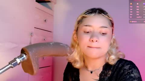 Snapshot of scarlet_gold chatting on April 2026 01:06:02 AM scarlet_gold online show from April 2026 01:06:02 AM