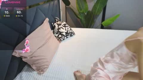 scarlet_ice online show from November 2025 05:13:02 AM