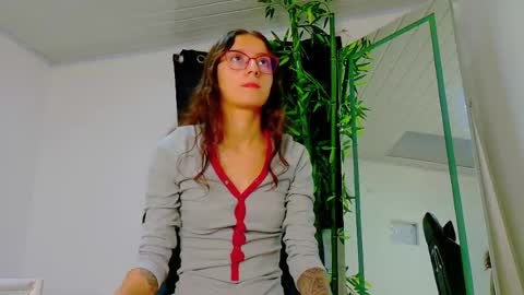 Snapshot of scarletjonesx chatting on November 2025 12:20:02 AM Denis online show from November 2025 12:20:02 AM