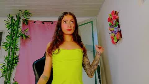 Snapshot of scarletjonesx chatting on April 2026 06:33:02 AM Denis online show from April 2026 06:33:02 AM