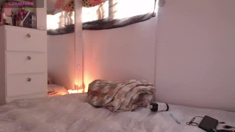 Snapshot of scarlett_diamond chatting on April 2026 09:15:02 PM Scarlett Thumb up please help me 100 its important online show from April 2026 09:15:02 PM
