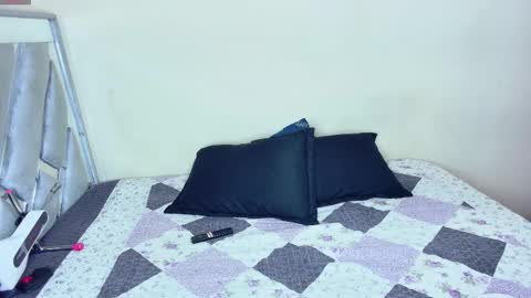 Snapshot of sean_pierre1 chatting on November 2025 02:33:01 AM Sean-pierre online show from November 2025 02:33:01 AM