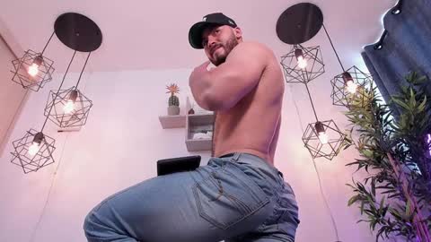 Instagram jeanpaulfit  online show from December 2024 04:32:02 PM