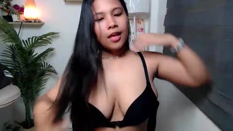 Snapshot of seductive_elle chatting on December 2025 12:30:01 AM ellie online show from December 2025 12:30:01 AM