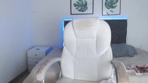 Selena online show from December 2025 07:53:02 PM