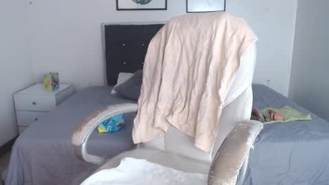 Snapshot of selena_hotmilf chatting on March 2026 04:33:01 PM Selena online show from March 2026 04:33:01 PM