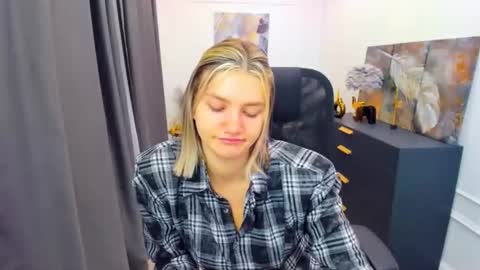 selenaemoore online show from April 2026 03:42:02 AM