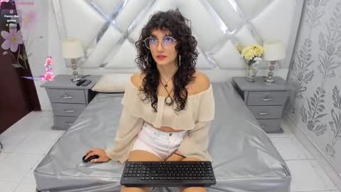 Selena reyess online show from September 2025 07:14:02 PM