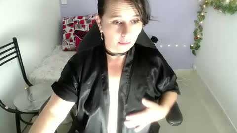 Snapshot of selene_mom chatting on February 2025 03:09:01 PM selene online show from February 2025 03:09:01 PM