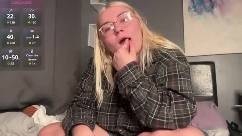 Selene online show from April 2026 09:56:02 PM