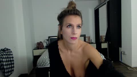 Snapshot of sellena_angels chatting on January 2025 01:52:01 PM sellena_angels online show from January 2025 01:52:01 PM