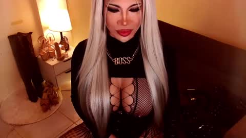 Snapshot of sensational_diva chatting on December 2024 01:47:01 AM unstappable queen kate online show from December 2024 01:47:01 AM