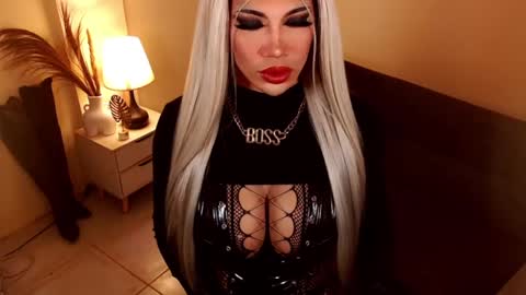 Snapshot of sensational_diva chatting on February 2025 01:35:02 AM unstappable queen kate online show from February 2025 01:35:02 AM