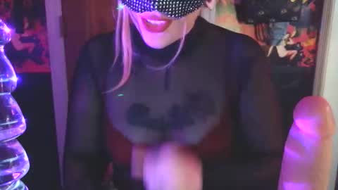 serencigarra online show from April 2026 08:18:01 PM