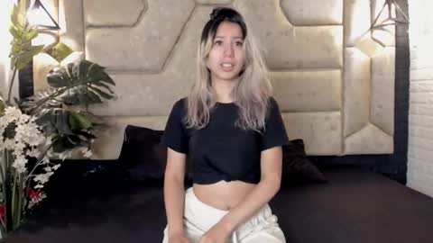 Snapshot of serene_waves chatting on February 2026 01:00:02 PM Serene online show from February 2026 01:00:02 PM