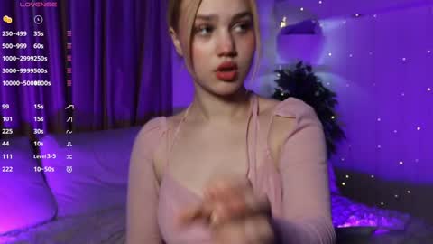 Snapshot of sexy_blonde_doll chatting on March 2025 06:03:01 AM Lina online show from March 2025 06:03:01 AM