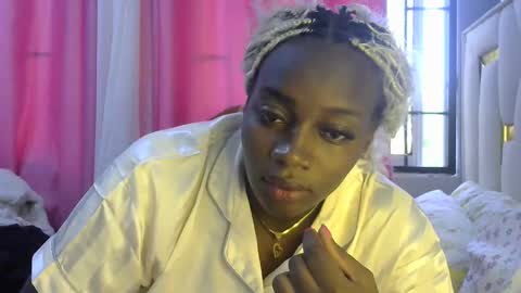 Snapshot of sexy_siera chatting on December 2025 09:58:02 AM laura online show from December 2025 09:58:02 AM