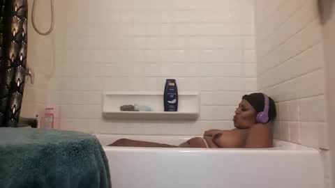 Snapshot of sexybella81 chatting on December 2025 06:27:02 PM sexybella81 online show from December 2025 06:27:02 PM