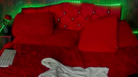 Snapshot of sexylaurita4u chatting on December 2024 06:41:02 PM laura online show from December 2024 06:41:02 PM