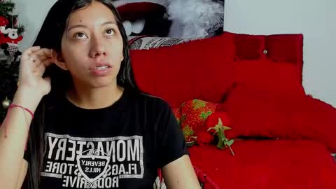 Snapshot of sexylaurita4u chatting on December 2024 12:57:02 PM laura online show from December 2024 12:57:02 PM