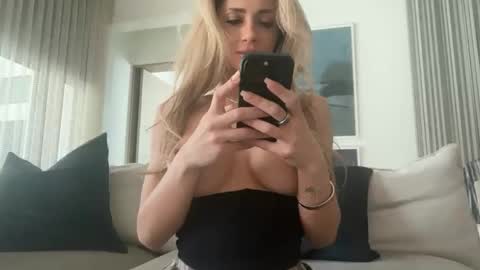 Lexy online show from October 2025 07:14:02 PM