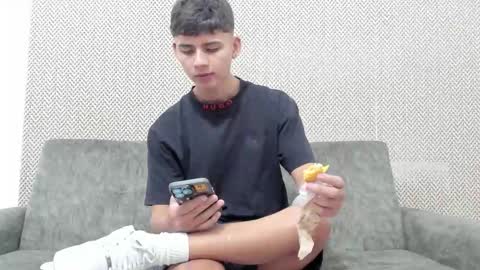 Snapshot of sexys_boys18 chatting on November 2025 01:55:01 PM MATIAS-18 THIAHO -18 MAX-19 NICOKALY-19 CAIN-19 MOD ESTEBAN online show from November 2025 01:55:01 PM