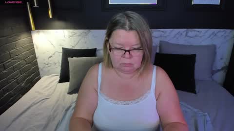 Snapshot of shannonshine chatting on December 2024 05:49:02 AM Shannon online show from December 2024 05:49:02 AM