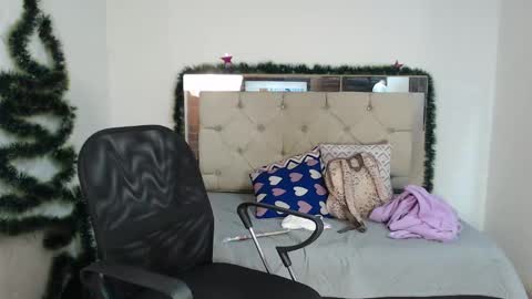 Snapshot of sharlotte__jones chatting on December 2024 09:18:02 PM Sara online show from December 2024 09:18:02 PM