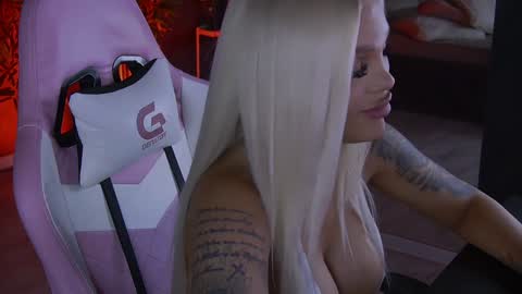 Snapshot of shayblonde chatting on January 2025 12:57:02 AM shayblonde online show from January 2025 12:57:02 AM