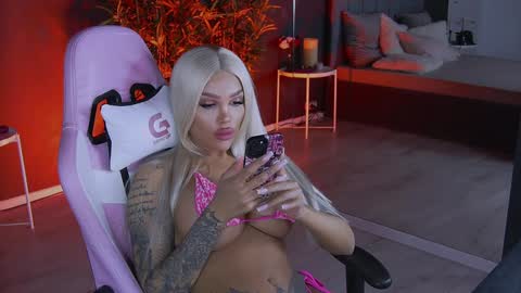 Snapshot of shayblonde chatting on January 2025 09:37:01 PM shayblonde online show from January 2025 09:37:01 PM