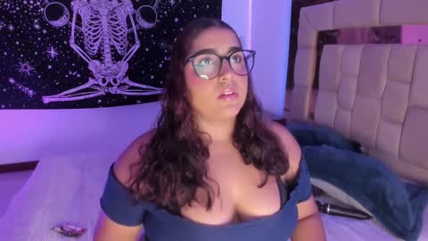 Snapshot of sheeylaroee chatting on February 2025 12:48:02 AM Heidy online show from February 2025 12:48:02 AM