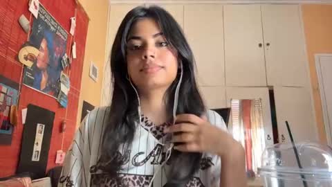 Snapshot of shirleendurrah chatting on May 2026 08:32:02 AM Karin online show from May 2026 08:32:02 AM