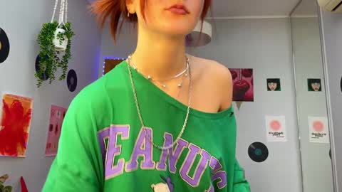 Snapshot of shybella_girl chatting on December 2024 10:01:02 AM Bella online show from December 2024 10:01:02 AM