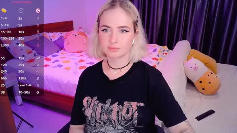 Snapshot of shyfoxxxy chatting on December 2024 03:32:01 PM Effie online show from December 2024 03:32:01 PM