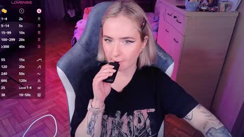 Snapshot of shyfoxxxy chatting on January 2025 08:26:01 PM Effie online show from January 2025 08:26:01 PM