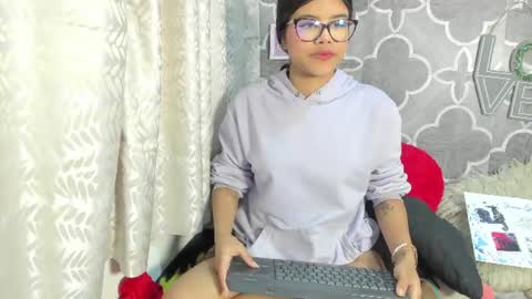 Snapshot of sidney_brownn chatting on June 2026 04:32:02 AM sidney_brownn online show from June 2026 04:32:02 AM