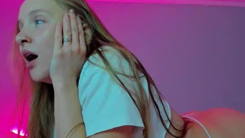 Snapshot of silky_huzelnut chatting on September 2025 08:03:01 PM Mila online show from September 2025 08:03:01 PM