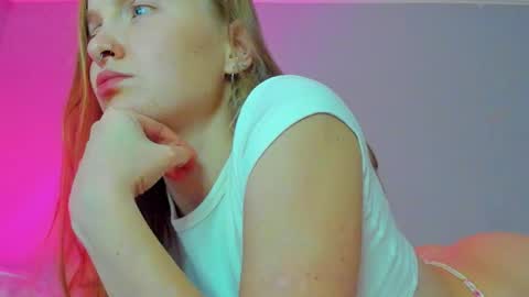 Snapshot of silky_huzelnut chatting on October 2025 08:52:02 PM Mila online show from October 2025 08:52:02 PM