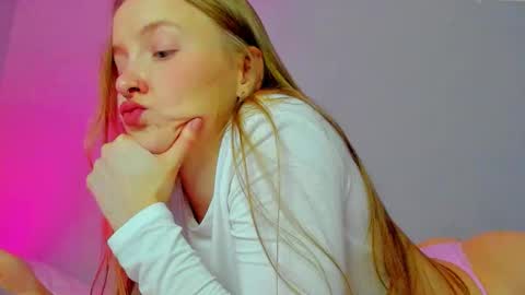 Snapshot of silky_huzelnut chatting on October 2025 08:58:01 AM Mila online show from October 2025 08:58:01 AM