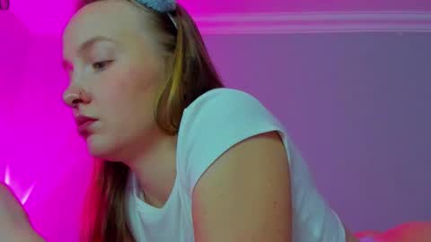 Snapshot of silky_huzelnut chatting on October 2025 07:22:01 AM Mila online show from October 2025 07:22:01 AM