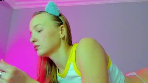 Snapshot of silky_huzelnut chatting on October 2025 08:25:02 AM Mila online show from October 2025 08:25:02 AM