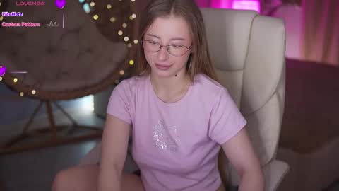 Snapshot of silverrmoon chatting on March 2026 07:23:01 AM Kristina Kris online show from March 2026 07:23:01 AM