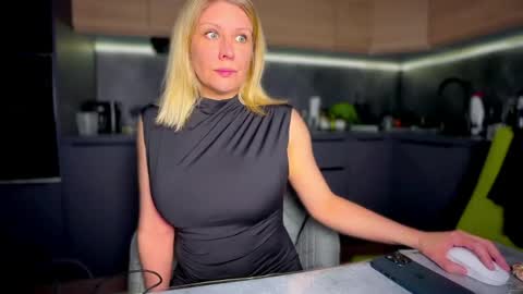 Snapshot of simply_sasha chatting on April 2026 07:00:02 PM A present for me online show from April 2026 07:00:02 PM