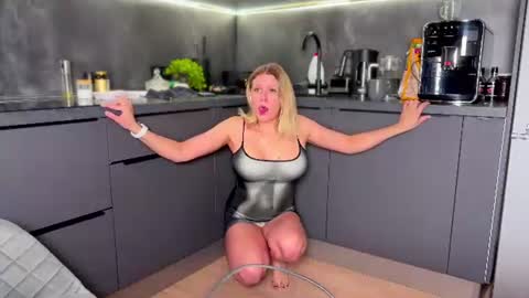Snapshot of simply_sasha chatting on June 2026 03:14:01 PM A present for me online show from June 2026 03:14:01 PM