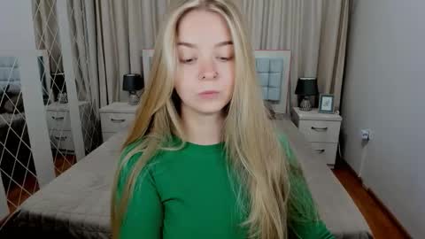 Snapshot of sirenabloom chatting on September 2025 09:47:02 AM SirenaBloom online show from September 2025 09:47:02 AM